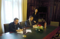 18. decembar 2012. Predsednik Narodne skupštine mr Nebojša Stefanović i direktor programa Nacionalnog demokratskog instituta Tom Keli na potpisivanju Memorandum o saradnji